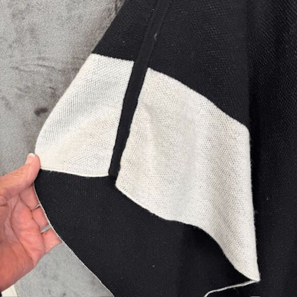 Hugo Boss Lisandra Virgin Wool Reversible Poncho Sweater Black and Cream O/S - Picture 3 of 12